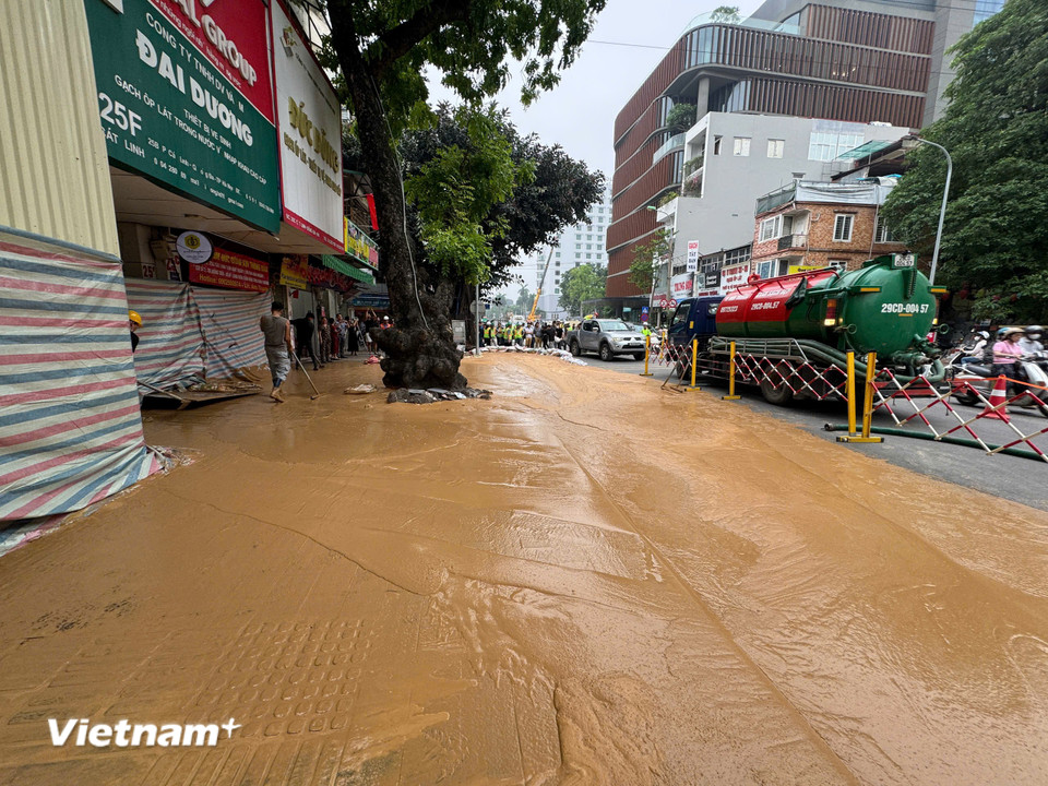 Chiều ngày 27/5, sự cố trào bùn đất, phụ gia tiếp tục xảy ra quanh khu vực thi công đào hầm dự án metro Nhổn - ga Hà Nội. (Ảnh: PV/Vietnam+)