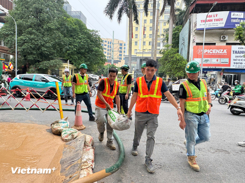 Chị Hương cho biết thêm thời điểm trước khi xảy ra vụ việc, khu vực này đơn vị thi công cũng đã kiểm tra và đo thường xuyên. (Ảnh: PV/Vietnam+)