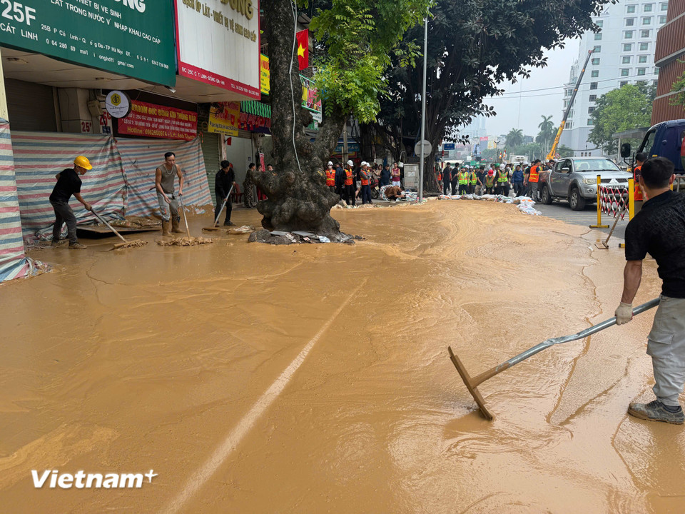 Theo lời kể của chị Hương, người dân kinh doanh nhà hàng ăn uống gần đó cho biết, vào thời điểm khoảng 14 giờ 48 phút bất ngờ bùn từ dưới mặt đất phun lên. (Ảnh: PV/Vietnam+)