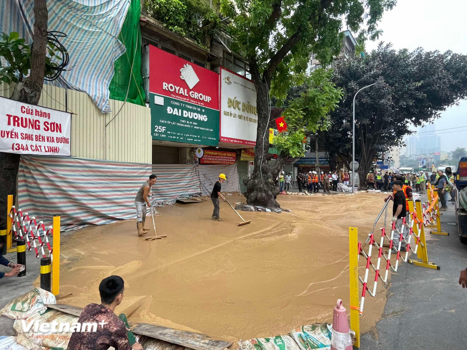 Cụ thể tại khu vực quanh số nhà 25F, bùn đất trào lên ngập một góc mặt đường. (Ảnh: PV/Vietnam+)