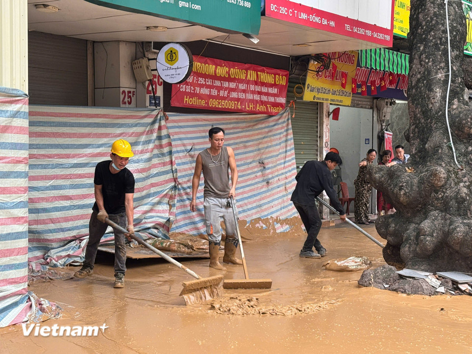 Đến khoảng hơn 15 giờ, lực lượng chức năng có mặt để kiểm tra và thu dọn bùn đất. (Ảnh: PV/Vietnam+)