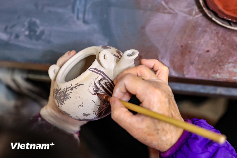 Ngoài những khách quen, cơ sở còn có những khách mới từ nhiều vùng khác đặt hàng để bán online. (Ảnh: Hoài Nam/Vietnam+)