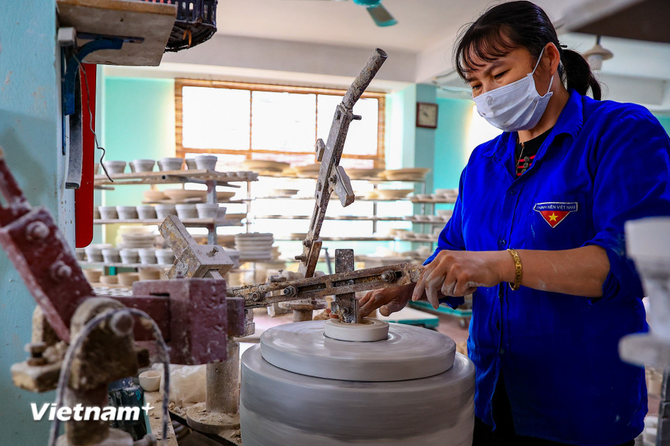 Cuối năm nhu cầu hàng hóa cũng nhiều hơn, các hộ sản xuất ở làng nghề đang gấp rút chuẩn bị cho các chuyến hàng cuối năm để nghỉ Tết. (Ảnh: Hoài Nam/Vietnam+)