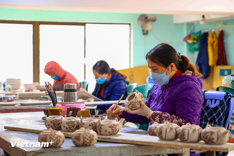 Công đoạn sản xuất gốm sứ, gồm các bước: Chuẩn bị nguyên liệu; tạo hình sản phẩm; làm khô hàng (phơi hàng); Sửa hàng; Trang trí, vẽ; Tráng men; và Đốt lò. (Ảnh: Hoài Nam/Vietnam+)