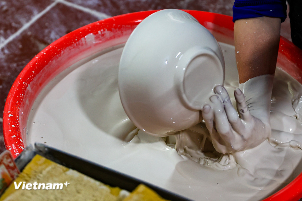 Chủ cơ sở sản xuất đồ gốm Tân Long cho biết: ’Cả năm nay lượng hàng khách đặt so với mọi năm có giảm nhưng đơn khách đặt hàng Tết vẫn giữ ổn định như những năm trước.’ (Ảnh: Hoài Nam/Vietnam+)