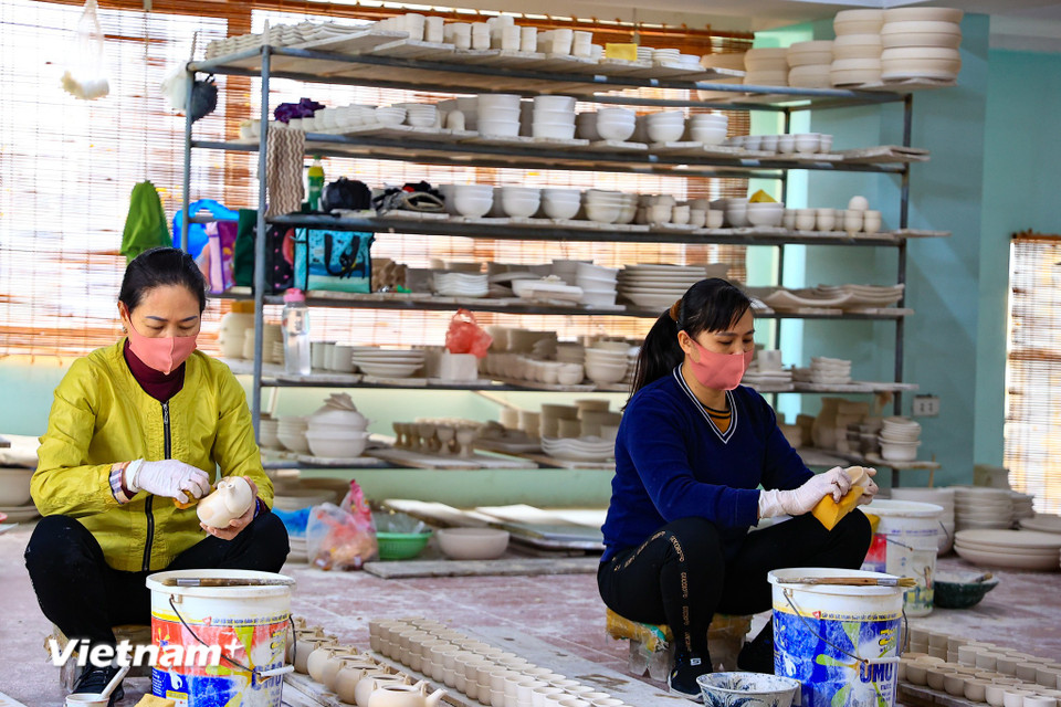 Từng khâu trong quá trình tạo ra sản phẩm đều được những người thợ gốm tỉ mỉ, chau chuốt với mong muốn đem đến cho khách hàng những mặt hàng vừa bền, vừa đẹp để đón Tết. (Ảnh: Hoài Nam/Vietnam+)