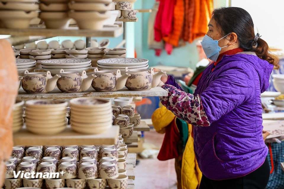 Nhiều sản phẩm gốm đồ gia dụng được làm vào dịp này để cung ứng cho thị trường Tết không chỉ trong khu vực mà còn từ nhiều tỉnh thành khắp cả nước. (Ảnh: Hoài Nam/Vietnam+)