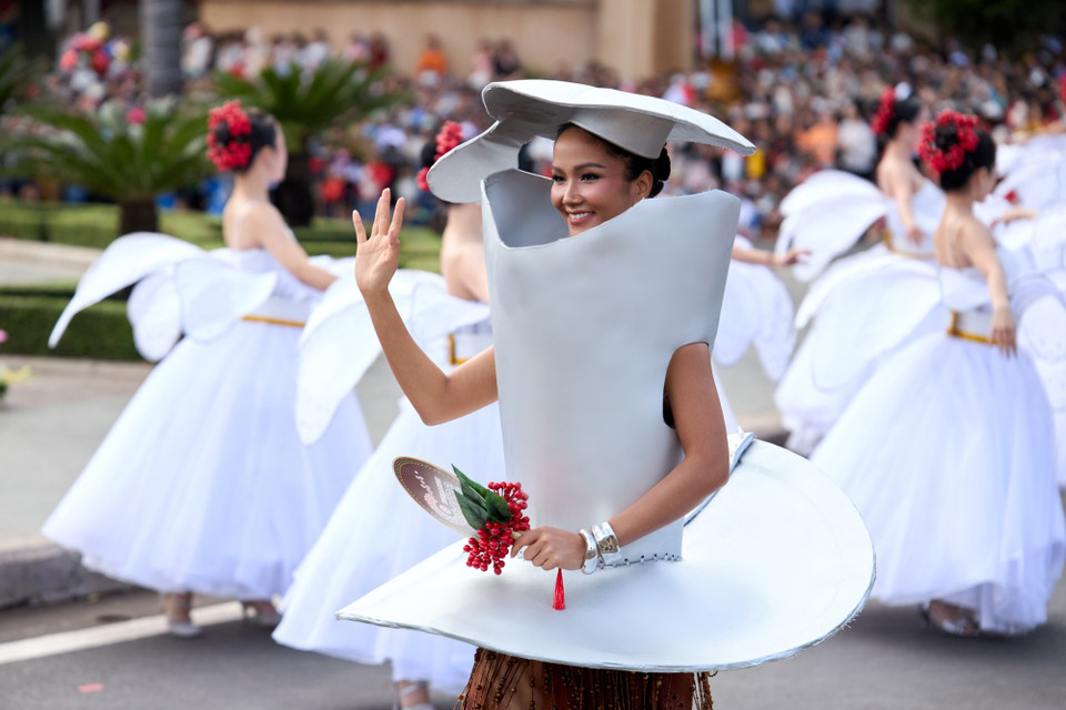 Lễ hội Cà phê Buôn Ma Thuột lần thứ 09 năm 2025 diễn ra từ ngày 09 đến 13/03, gồm các hoạt động quảng bá cà phê Buôn Ma Thuột, thu hút khán giả từ khắp nơi trên cả nước tề tựu về Buôn Ma Thuột. (Ảnh: CTV/Vietnam+)