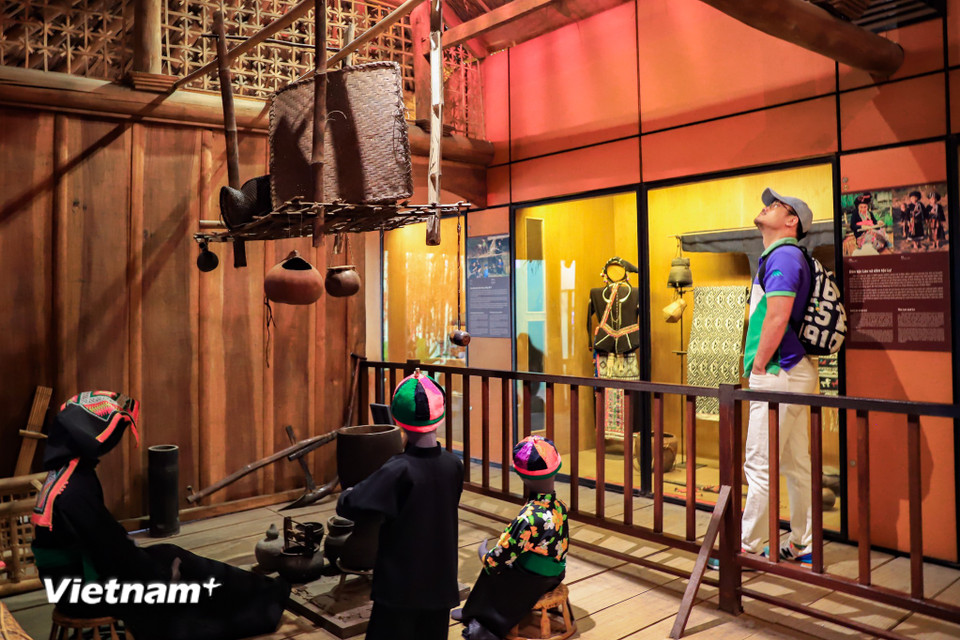 Các hiện vật đẹp mắt được trưng bày từ tủ quần áo, đồ nghề cho tới mô hình các lễ nghi, ma chay, cưới hỏi. (Ảnh: Hoài Nam/Vietnam+)