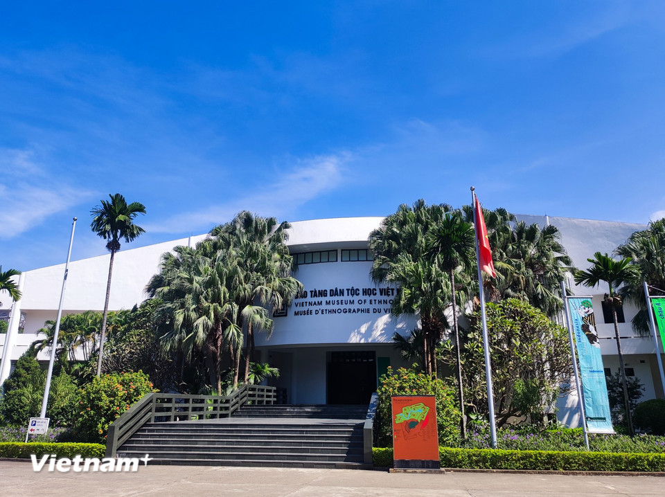 Với không gian rộng lớn, khối lượng hiện vật đồ sộ về các đồng bào dân tộc trên cả nước, Bảo tàng Dân tộc học (đường Nguyễn Văn Huyên, phường Nghĩa Đô, thành phố Hà Nội) là một địa điểm giúp du khách khám phá về những nét văn hóa của 54 dân tộc anh em. (Ảnh: Hoài Nam/Vietnam+)