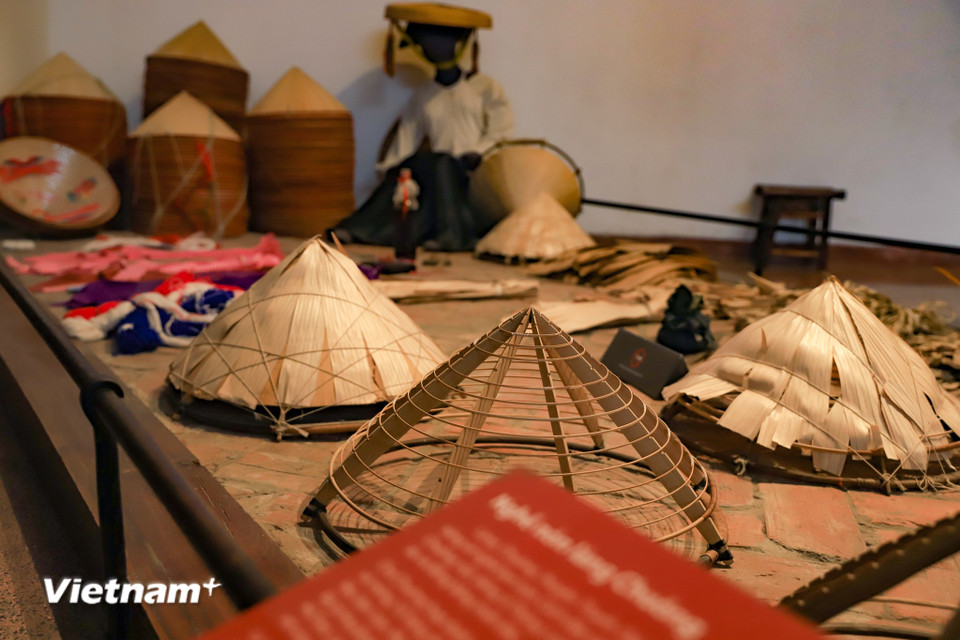 Những hiện vật, tư liệu độc đáo đã góp phần tạo nên bức tranh đa sắc màu của khối đại đoàn kết 54 dân tộc Việt Nam. (Ảnh: Hoài Nam/Vietnam+)