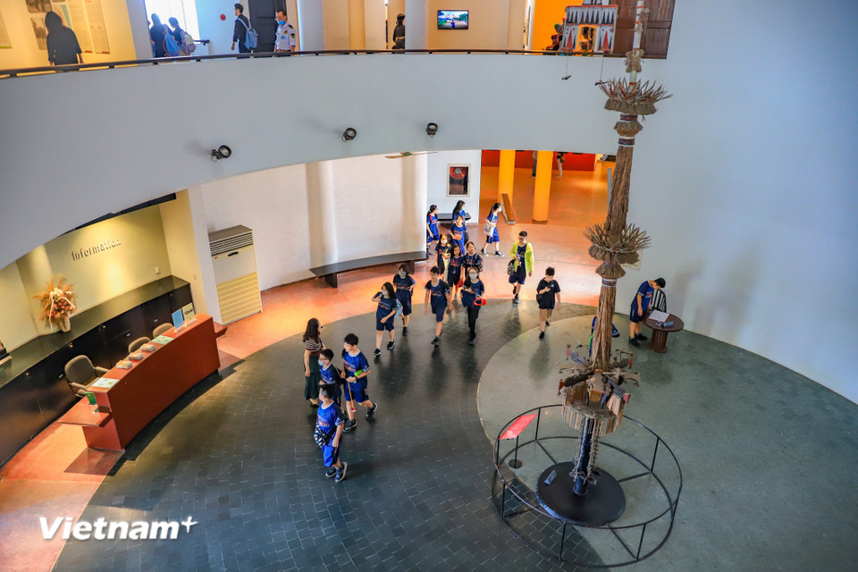 Tòa Trống Đồng trong bảo tàng được dành cho trưng bày thường xuyên về những nét văn hóa, phong tục, trang phục, công cụ sinh hoạt và lao động sản xuất của 54 dân tộc trên khắp mọi miền Tổ quốc. (Ảnh: Hoài Nam/Vietnam+)