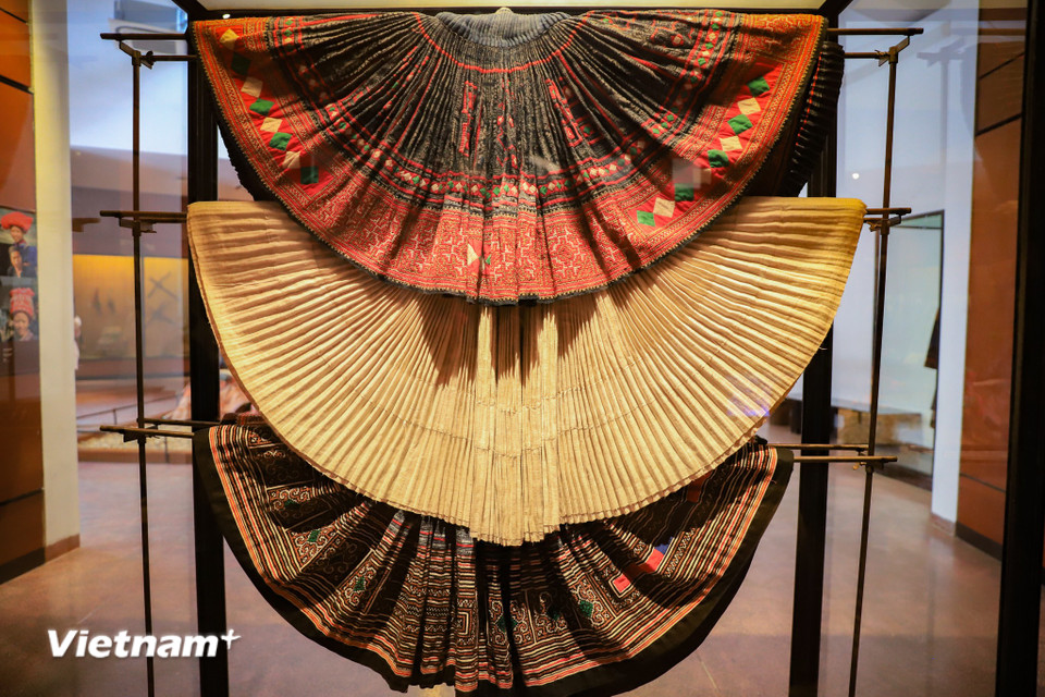 Mẫu vật về trang phục của người Dao đỏ, Thái đen, Thái trắng được trưng bày tại bảo tàng. (Ảnh: Hoài Nam/Vietnam+)
