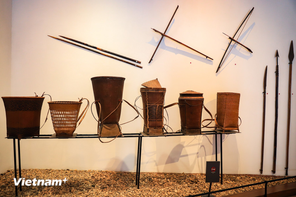 Bộ mẫu vật Gùi của người Mạ (Lâm Đồng), Mnông (Đắc Lắk), Brâu và Giẻ Triêng (thuộc tỉnh Kon Tum cũ nay là Quảng Ngãi) cùng một số mẫu vật nỏ, giáo. (Ảnh: Hoài Nam/Vietnam+)