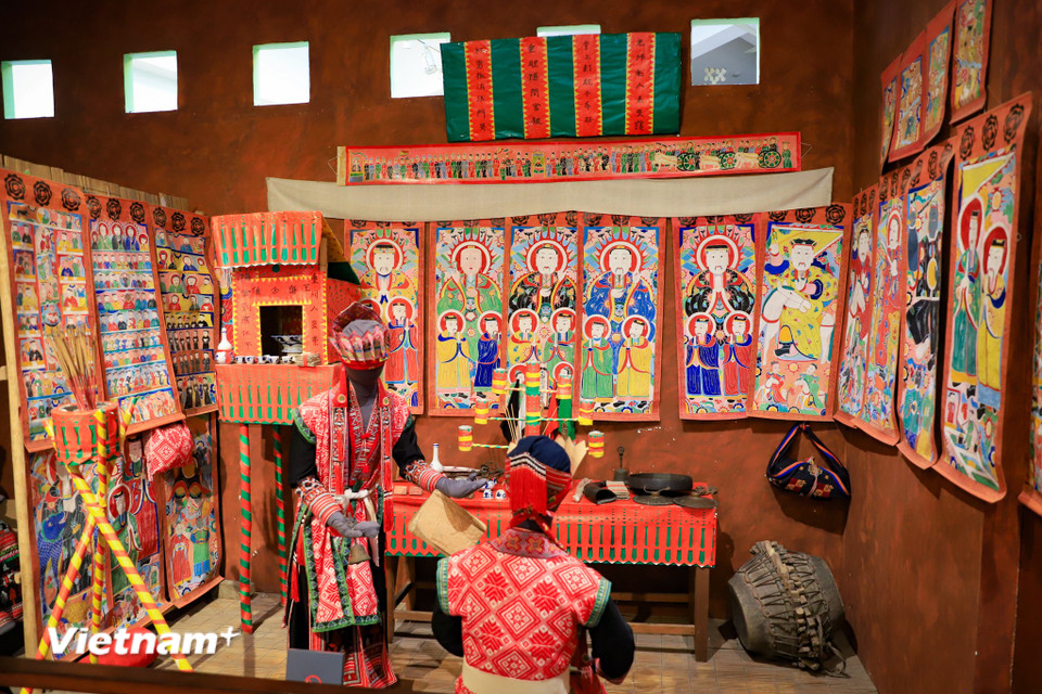 Khu tiểu cảnh Lễ cấp sắc của người Dao đỏ tỉnh Yên Bái cũ nay là tỉnh Lào Cai. Đây là nghi lễ đánh dấu sự trưởng thành của nam giới Dao. (Ảnh: Hoài Nam/Vietnam+)