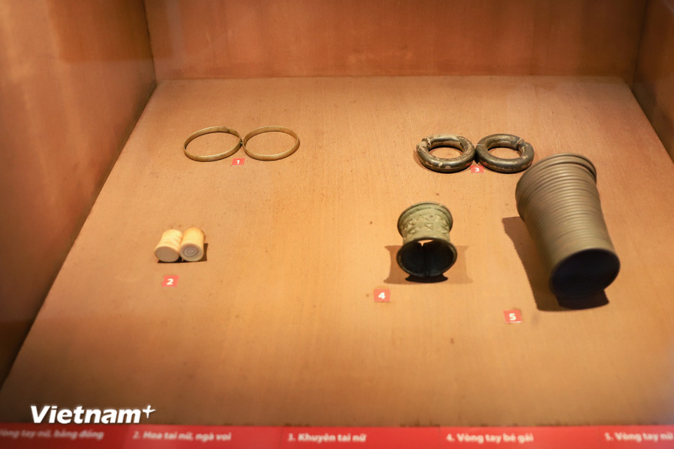 Một số mẫu vật trang sức nữ được trưng bày tại bảo tàng. Đến với Bảo tàng dân tộc học du khách có thể tìm hiểu về những nét văn hóa dân gian độc đáo mang bản sắc riêng của từng dân tộc tại Việt Nam. (Ảnh: Hoài Nam/Vietnam+)