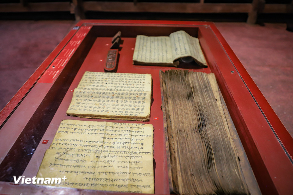 Sách cổ, sách lá cọ, lệnh bài thầy cúng, sách chữ Nôm của đồng bào dân tộc Tày và Thái ở Thái Nguyên và Sơn La. (Ảnh: Hoài Nam/Vietnam+)