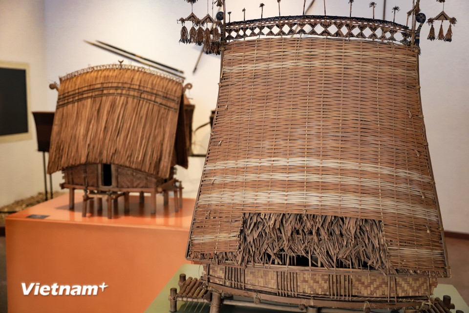 Tất cả được dựng lại như một góc thu nhỏ cuộc sống cũng như văn hóa cổ truyền của các đồng bào dân tộc từ trước tới nay. (Ảnh: Hoài Nam/Vietnam+)