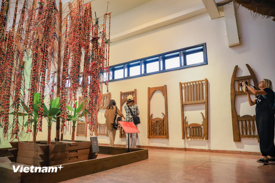 Cây hoa nghi lễ (xặng boóc) của người Thái là trung tâm của buổi lễ mừng mùa măng mọc để tạ ơn vị thần chủ, có ý nghĩa biểu tượng các tầng của trời đất. Sau lễ cúng, mọi người múa hát quanh cây hoa trong âm thanh của chiêng, trống. (Ảnh: Hoài Nam/Vietnam+)