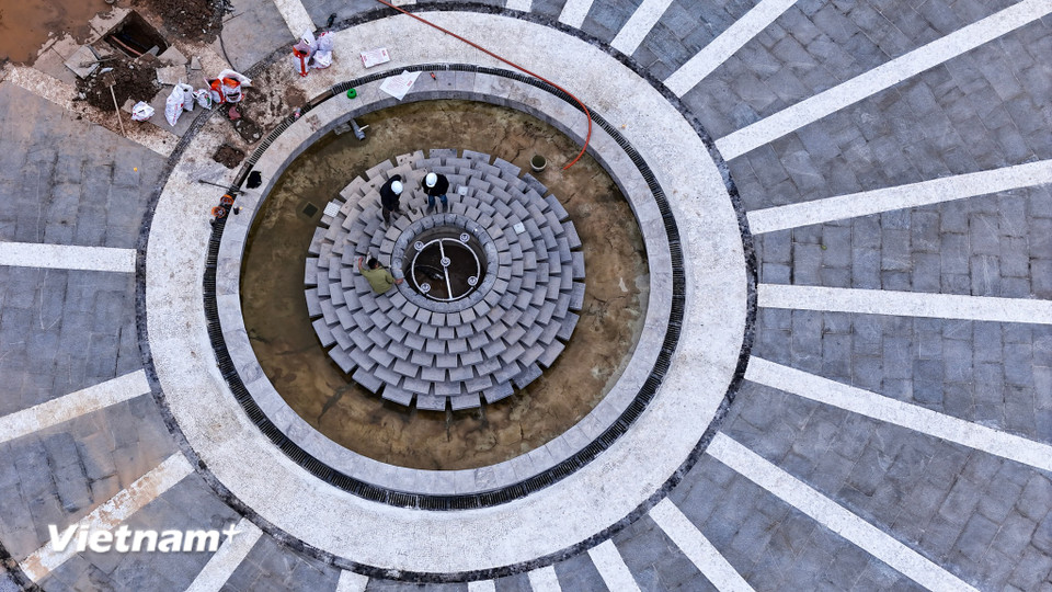 Khu vực đài phun nước nằm ngay phía cổng chính phía mặt đường Tố Hữu cơ bản đã hoàn thành. (Ảnh: Hoài Nam/Vietnam+)