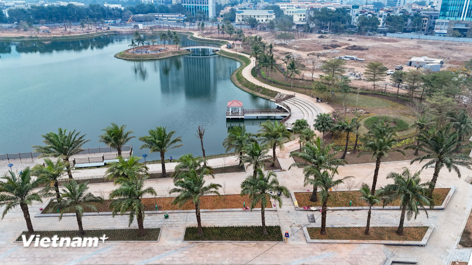 Theo ghi nhận của phóng viên ngày 9/1, một số hạng mục như hồ điều hòa, vỉa hè, cổng chào, cổng chính và cổng phụ, vườn hoa, cây xanh, đường giao thông bên trong trong công viên cơ bản đã ‘thành hình.’ (Ảnh: Hoài Nam/Vietnam+)