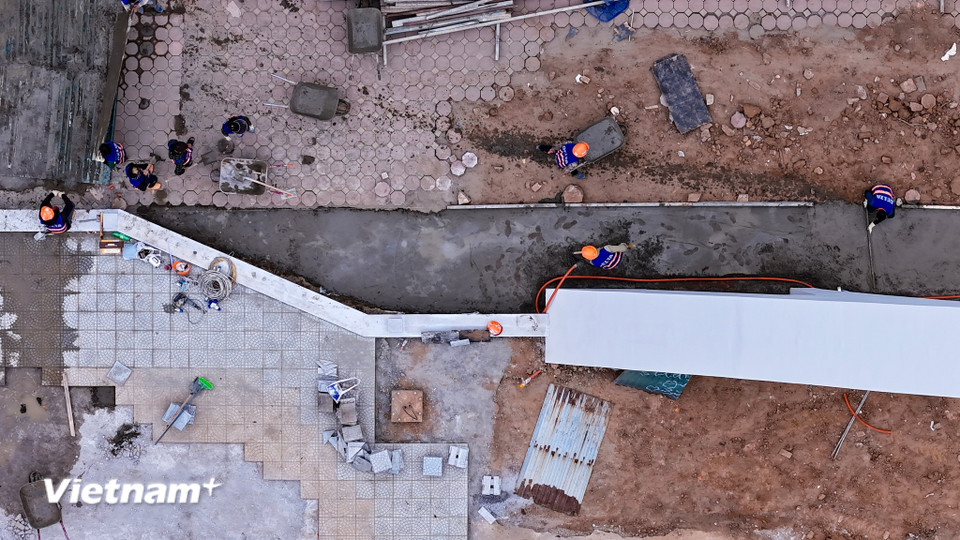 Đơn vị thi công cũng đã huy động tối đa nhân lực, thiết bị, phương tiện, làm cả ngày và đêm. Với 39 hạng mục làm mới, sửa chữa, đơn vị hiện đã hoàn thiện khoảng 60% khối lượng so với thiết kế. (Ảnh: Hoài Nam/Vietnam+)
