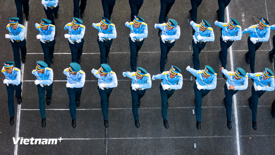 Sau giai đoạn tập luyện với đeo tạ tay, tạ chân, các chiến sỹ đang tập luyện tích cực cho việc giữ cự ly đội hình và các động tác mạnh, dứt khoát. (Ảnh: Hoài Nam/Vietnam+)