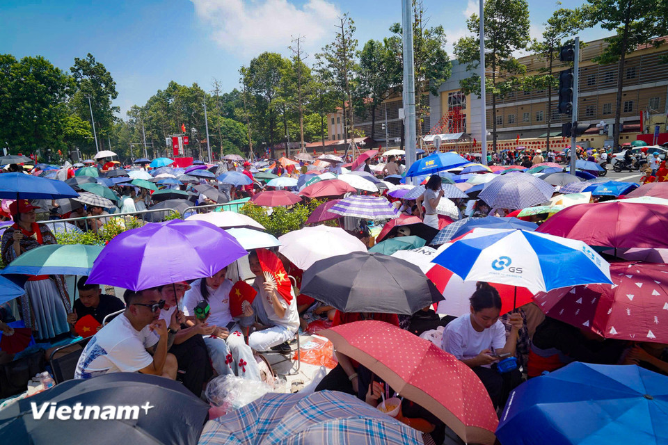 Người dân ùn ùn đổ về khu vực đường Hùng Vương-Nguyễn Thái Học dưới cái nắng chói chang. (Ảnh: Hoài Nam/Vietnam+)