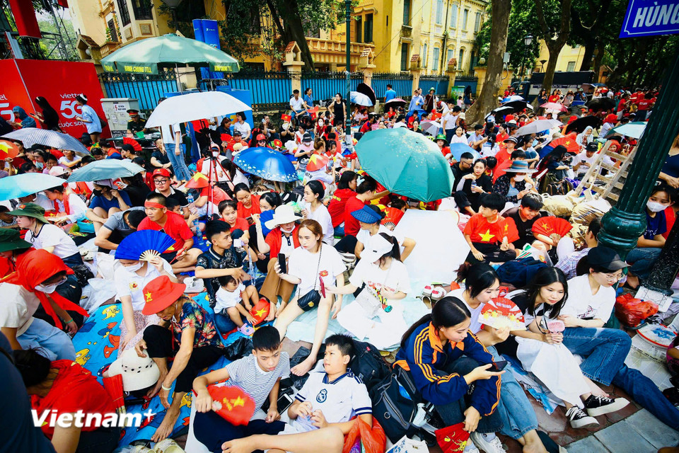 Các tuyến đường xung quanh Quảng trường Ba Đình từ sớm đã đông người dân đến xếp hàng đón chờ buổi tổng hợp luyện lần 2. (Ảnh: Hoài Nam/Vietnam+)