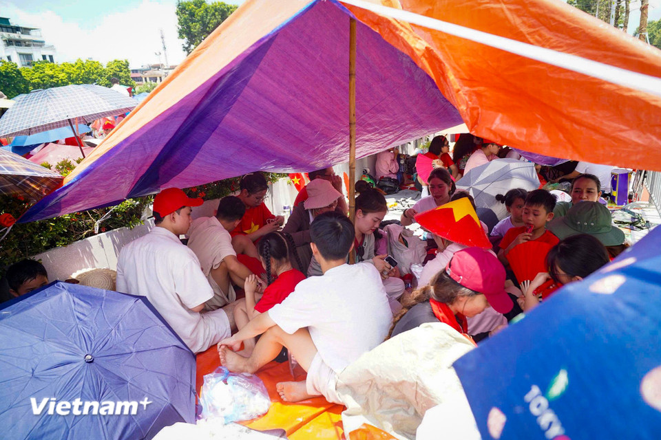 Người dân căng bạt tránh nắng trên đường Hùng Vương. (Ảnh: Hoài Nam/Vietnam+)