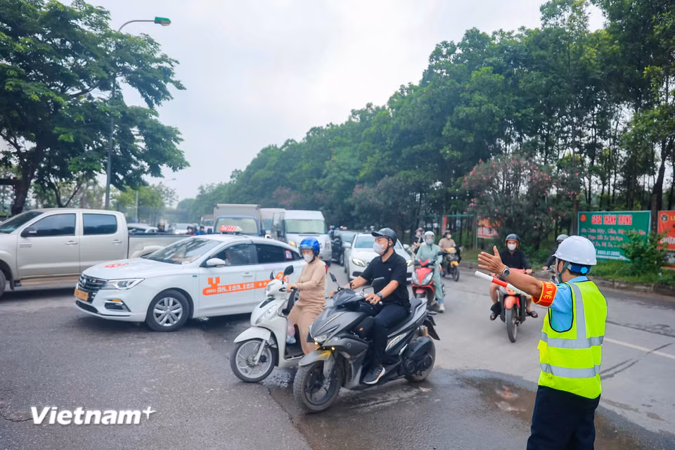 Phần đường gom trái Đại lộ Thăng Long điều chỉnh tổ chức giao thông cho các phương tiện di chuyển tới quận Hà Đông hoặc trung tâm thành phố Hà Nội. (Ảnh: Hoài Nam/Vietnam+)