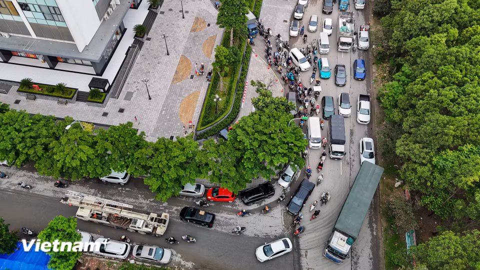 Theo đó, cấm các phương tiện lưu thông trên đường gom trái Đại lộ Thăng Long từ Km8+220 đến Km8+515. (Ảnh: Hoài Nam/Vietnam+)