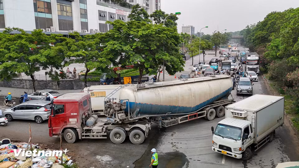 Các phương tiện chuyển hướng phương tiện tại khu đô thị Thăng Long Capital để đi theo hướng đường Golden An Khánh về trung tâm Hà Nội hoặc quận Hà Đông. (Ảnh: Hoài Nam/Vietnam+)