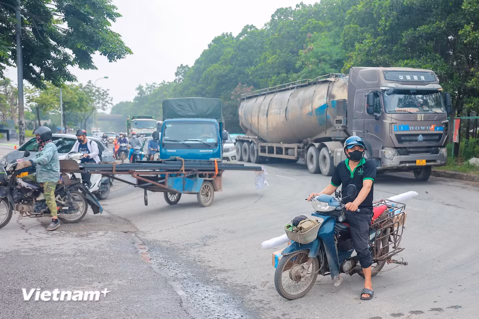 Nhiều người dân bất ngờ khi lộ trình hằng ngày đã bị cấm đường. (Ảnh: Hoài Nam/Vietnam+)