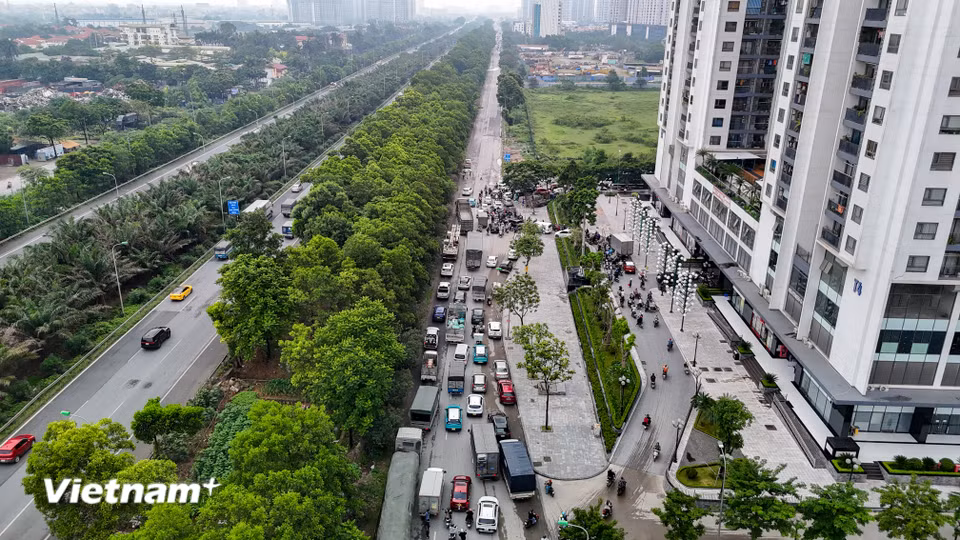 Phương tiện nối đuôi nhau từ cầu vượt An Khánh đến khu đô thị Thăng Long Capital trong ngày đầu tiên cấm đường. (Ảnh: Hoài Nam/Vietnam+)