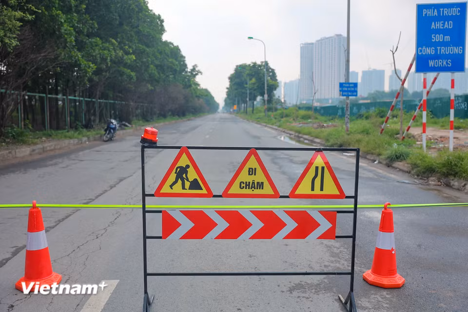 Sáng nay, Ban an toàn của dự án đã cắm biển báo công trường và hướng dẫn người dân di chuyển. (Ảnh: Hoài Nam/Vietnam+)