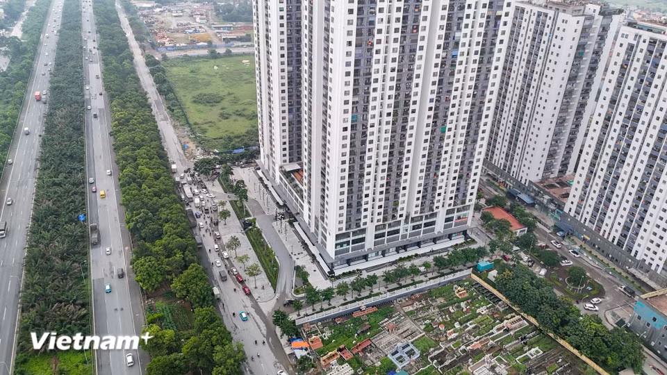 Nhằm phục vụ thi công nút giao khác mức giữa vành đai 3,5 và Đại lộ Thăng Long qua địa phận huyện Hoài Đức, từ ngày 4/6, một phần đường gom Đại lộ Thăng Long đã được rào cấm các phương tiện lưu thông từ khu đô thị Thăng Long Capital đến cuối đường Hoàng Tùng. (Ảnh: Hoài Nam/Vietnam+)