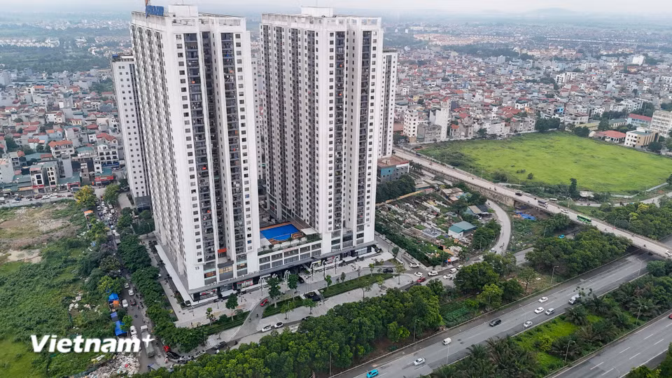 Điều chỉnh phân luồng từ đường Lê Văn Huấn hướng đi ra đường gom phải Đại lộ Thăng Long. (Ảnh: Hoài Nam/Vietnam+)