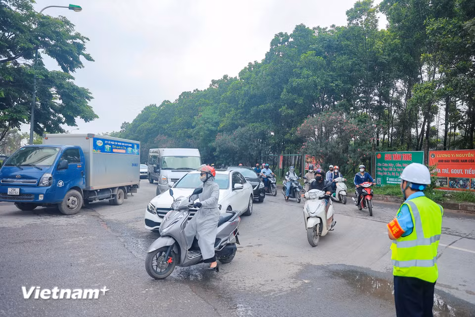 Người dân lưu thông qua khu vực đường cấm cần thay đổi lộ trình phù hợp. Dự án nút giao khác mức giữa vành đai 3,5 và đại lộ Thăng Long dự kiến sẽ kéo dài trong 2 năm. (Ảnh: Hoài Nam/Vietnam+)