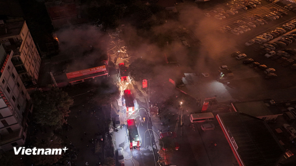 Ngọn lửa bùng phát dữ dội và nhanh chóng lan sang 5 lán tạm có diện tích khoảng 300m2. (Ảnh: Hoài Nam/Vietnam+)