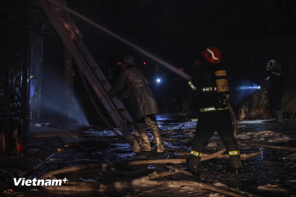 Bước đầu xác định đám cháy không gây thiệt hại về người; thiệt hại về tài sản đang được thống kê. Hiện các lực lượng tham gia chữa cháy tiếp tục phun nước giảm nhiệt, dập tàn, chống việc đám cháy bùng phát trở lại. (Ảnh: Hoài Nam/Vietnam+)