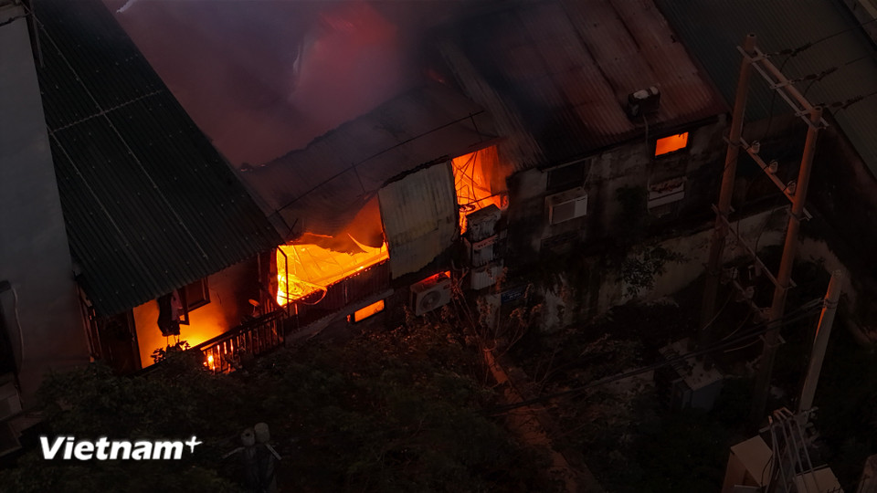 Nhận được tin báo, Trung tâm chỉ huy Công an thành phố Hà Nội đã điều động Công an quận Cầu Giấy, Bắc Từ Liêm và chi viện thêm lực lượng của Phòng Cảnh sát Phòng cháy chữa cháy và Cứu nạn cứu hộ tới hiện trường. (Ảnh: Hoài Nam/Vietnam+)