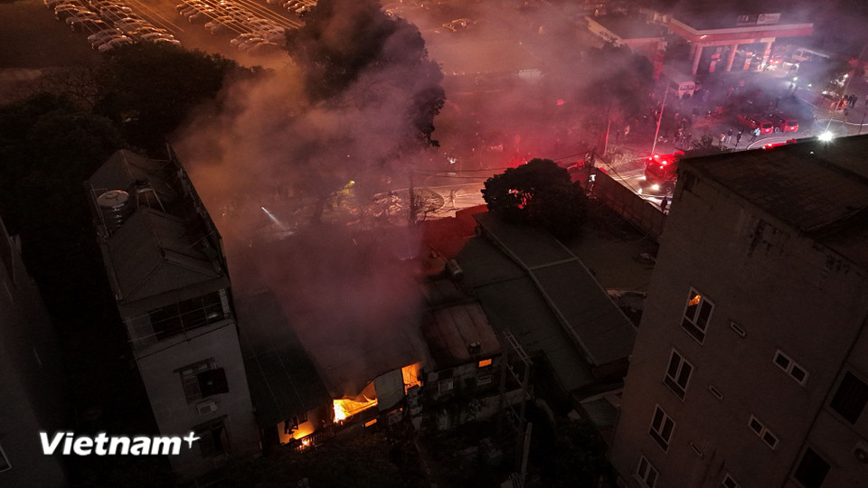 Lực lượng chữa cháy đã nhanh chóng triển khai các đội hình tiếp cận từ nhiều hướng. (Ảnh: Hoài Nam/Vietnam+)