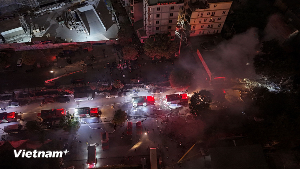 Đến khoảng 21h, đám cháy cơ bản được dập tắt. Theo lực lượng công an cơ sở, 5 lán tạm này được người dân trưng dụng làm kho chứa hàng. (Ảnh: Hoài Nam/Vietnam+)