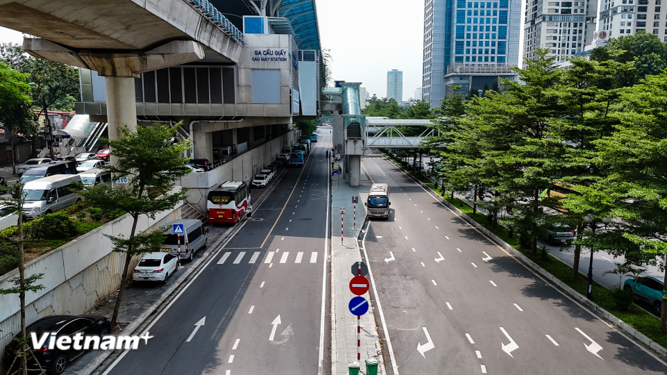 Hiện tại, vị trí này đáp ứng đầy đủ các điều kiện để vừa khai thác làm bãi đỗ ô tô và xe máy, vừa có thể lắp đặt bổ sung các trạm/trụ sạc điện nhằm phục vụ nhu cầu của người dân trong bối cảnh triển khai lộ trình hạn chế và tiến tới cấm xe máy sử dụng nhiên liệu xăng bên trong khu vực Vành đai 1. (Ảnh: Hoài Nam/Vietnam+)