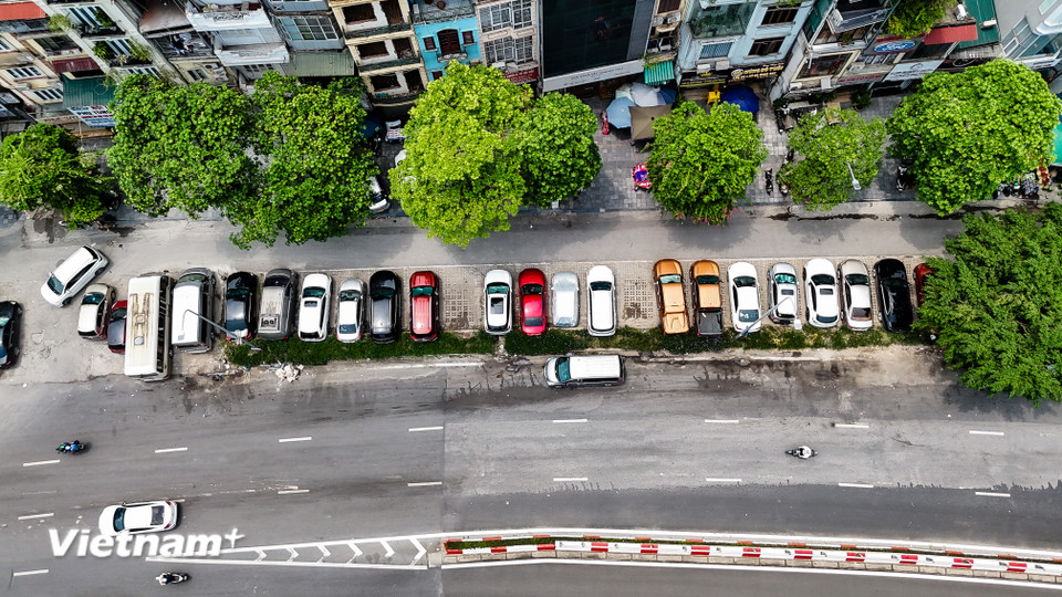 Khu vực vỉa hè và khoảng đất trống dọc tuyến đường Trần Khát Chân (Vành đai 1) đoạn ngã tư Bạch Mai đến đoạn giao với phố Lạc Nghiệp dài hơn 500m, đang được nghiên cứu để trở thành bãi xe kết hợp trạm sạc xe điện. (Ảnh: Hoài Nam/Vietnam+)