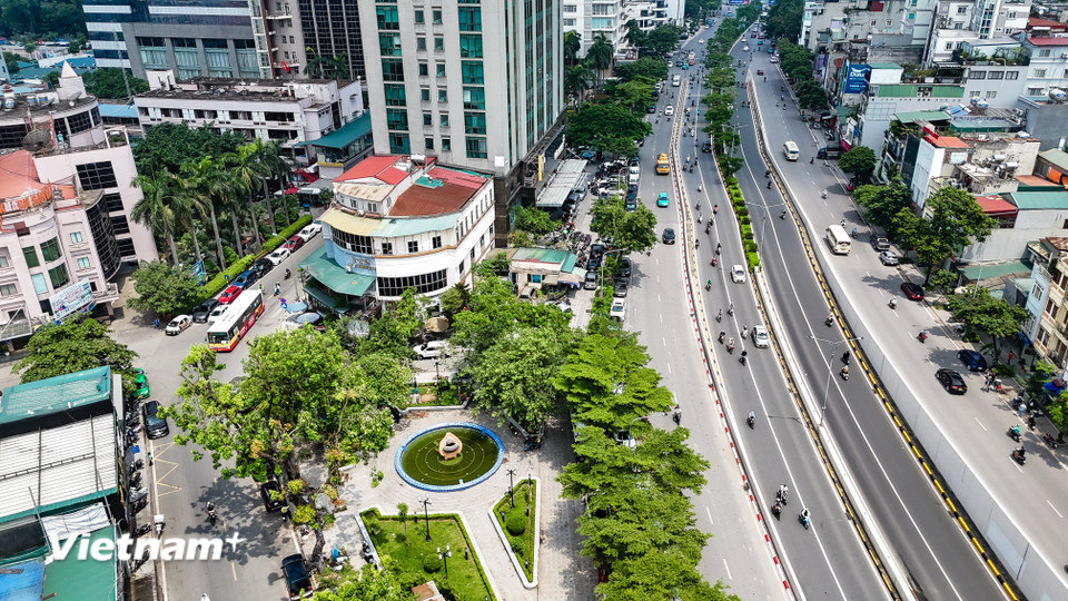 Để chuẩn bị cấm xe xăng bên trong đường Vành đai 1, các đơn vị có liên quan tại Hà Nội đang khảo sát, triển khai một số vị trí trọng điểm dự kiến làm bãi xe kết hợp trạm sạc xe điện. (Ảnh: Hoài Nam/Vietnam+)