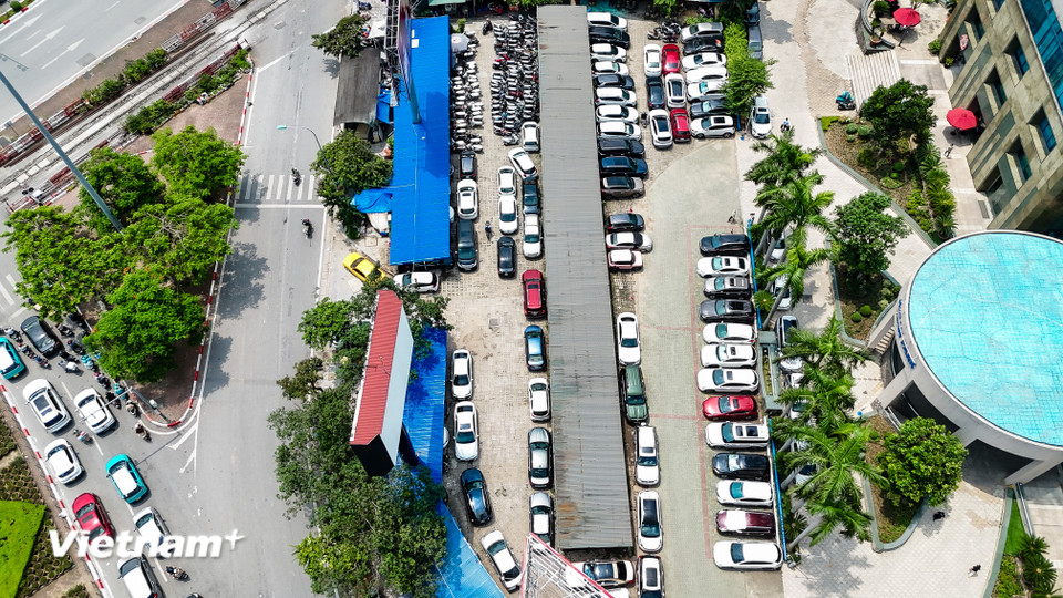 Khu đất trống trước trụ sở Tổng Công ty Hàng Hải Việt Nam tại nút giao Xã Đàn-Giải Phóng. (Ảnh: Hoài Nam/Vietnam+)