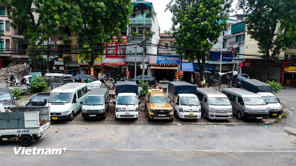 Hiện nơi đây được sử dụng làm bãi đỗ xe, được đánh giá có diện tích mặt bằng đủ rộng để vừa làm bãi đỗ xe cho xe máy, ô tô vừa lắp đặt trạm sạc. (Ảnh: Hoài Nam/Vietnam+)