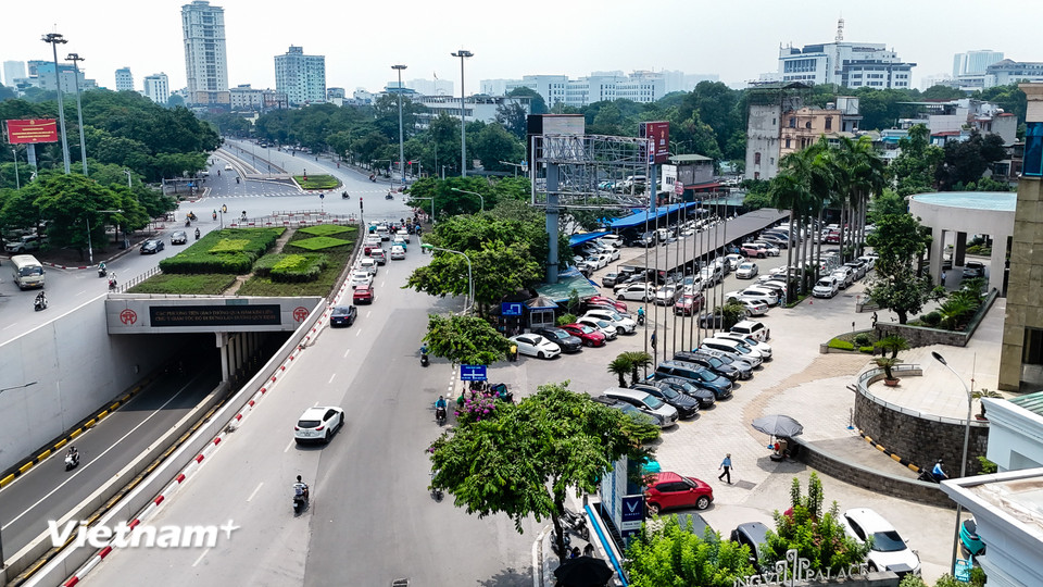 Khu đất tiếp theo tọa lạc tại nút giao Xã Đàn–Giải Phóng (phía trước trụ sở Tổng Công ty Hàng hải Việt Nam) được đánh giá là bãi xe có quy mô lớn nhất trong số các vị trí được khảo sát, với khả năng đáp ứng chỗ đỗ cho hàng trăm ô tô, xe máy và có thể bố trí thêm các trạm sạc dành cho xe điện. (Ảnh: Hoài Nam/Vietnam+)